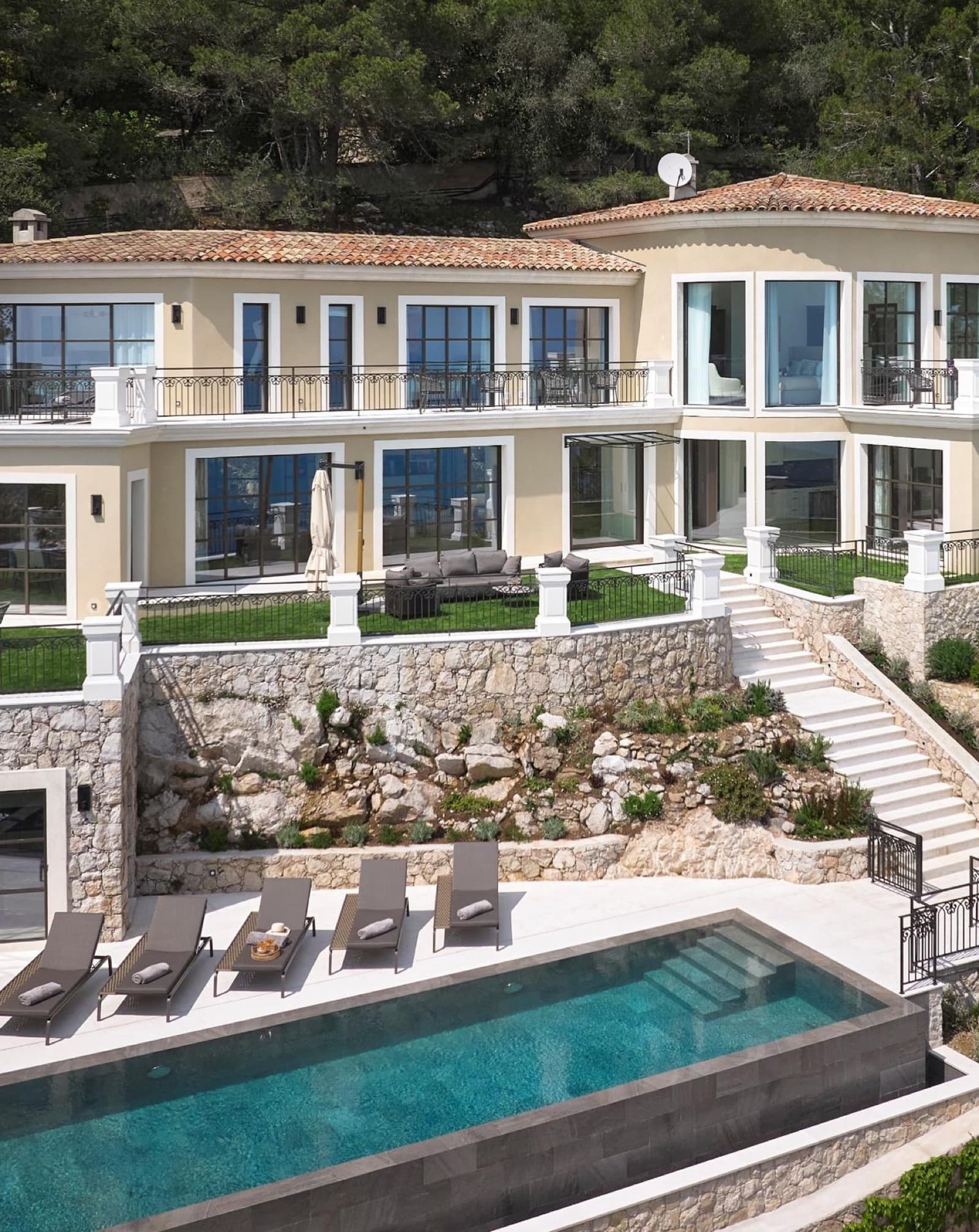 Villa Aurore outdoor pool and loungers by day